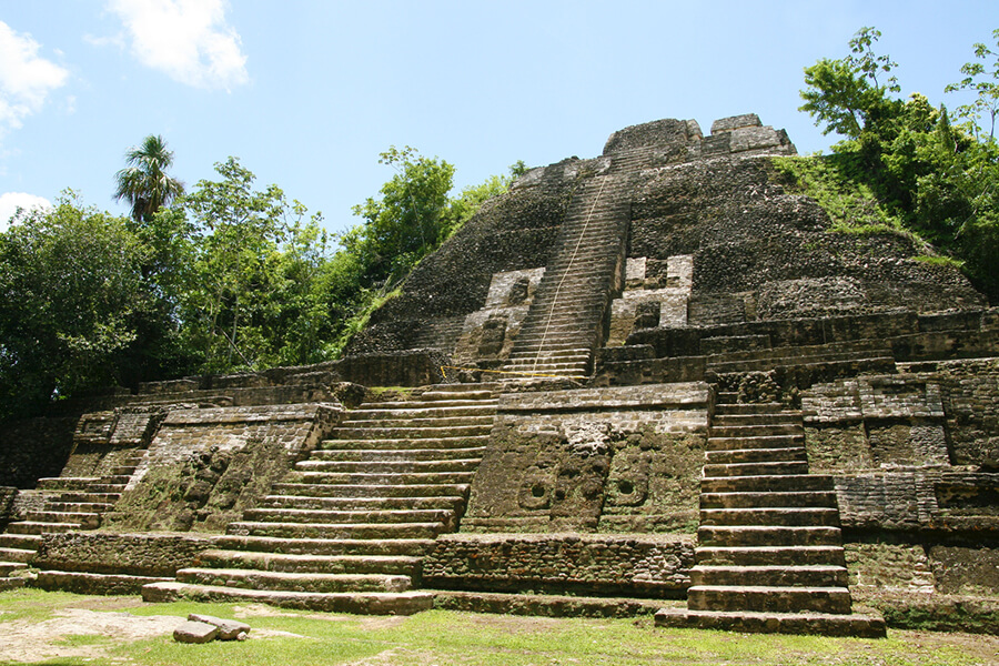高さ33mの巨大な神殿ピラミッド