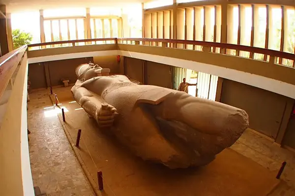ラムセス2世の巨像（メンフィス）