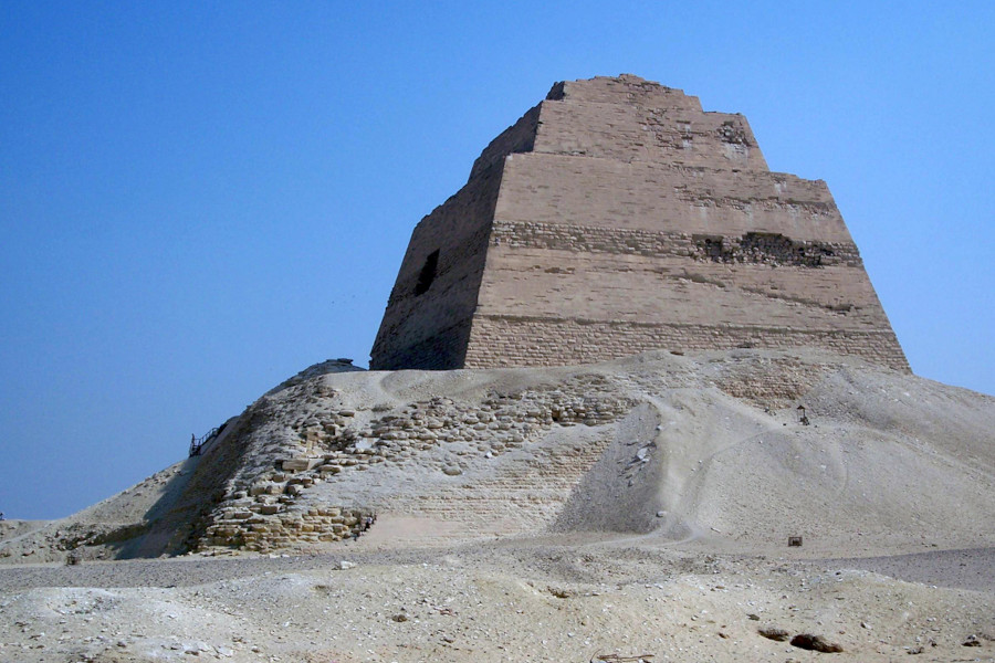 スネフェル王の崩れピラミッド（メイドゥーム）