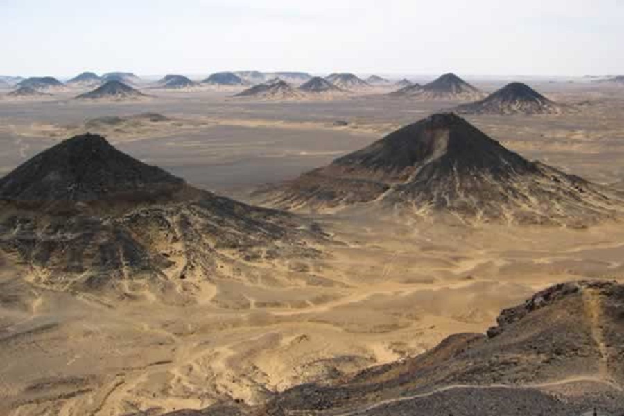 バハレイヤオアシスの近郊の「黒砂漠」