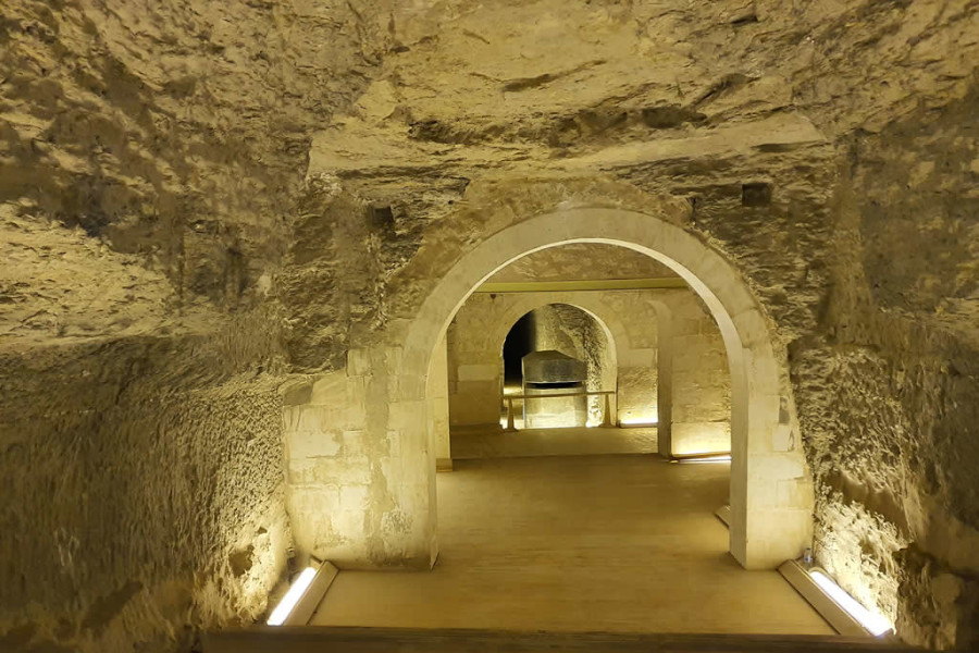 セラペウムの広大な地下回廊の様子／奥に巨大な石棺が見える