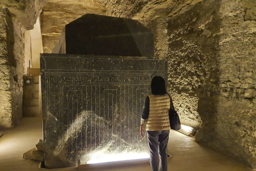 セラペウム／聖牛アピスの巨大な石棺（高さはなんと3mを超える）