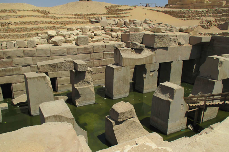 巨大な石柱が見事なオシレイオン／オシリス神の祭祀神殿跡