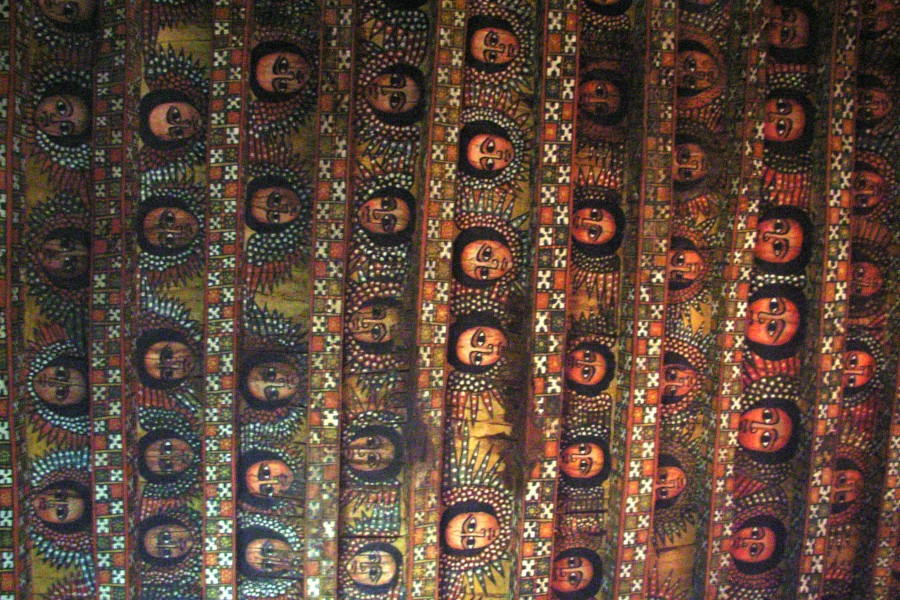 教会内の天井には80体の黒人天使が描画
